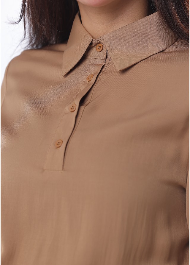 بلوزة وصدرية كاروهات مع قميص بلون بني