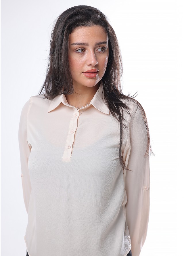 بلوزة وصدرية كاروهات مع قميص بلون بيج